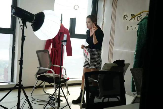 视频号攻占中老年 直播卖货月入百万